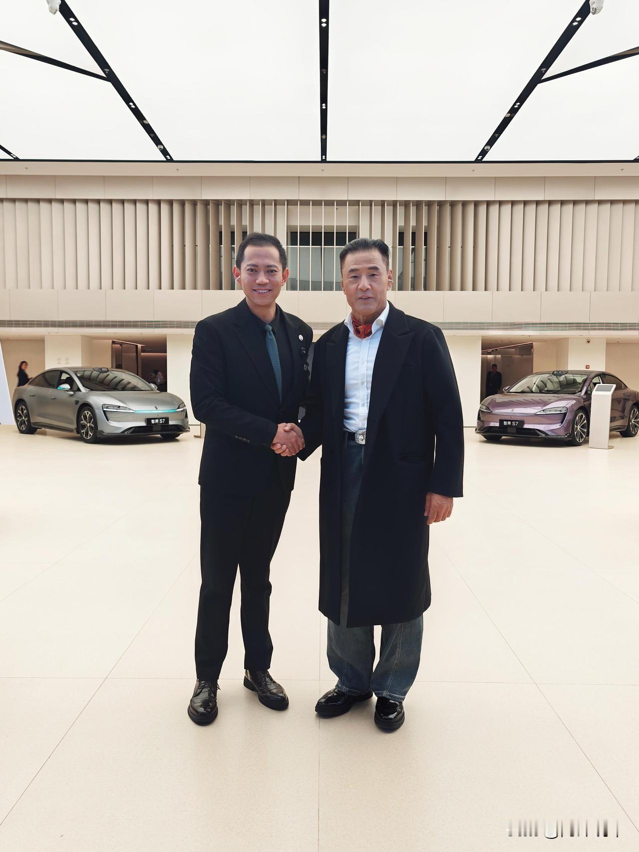 近日硬汉大哥于荣光现身鸿蒙智行门店，低调提走了智界R7，一身简约穿搭气场依旧，和