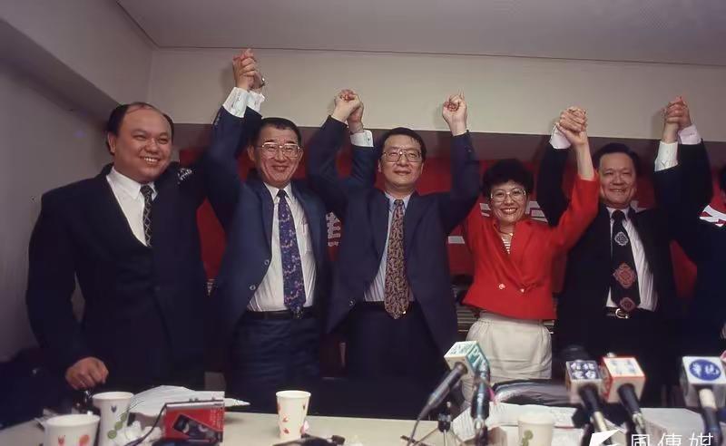 新党为何走向没落？太能变了！新党之所以落到今天的地步，核心就是太能变了，没个