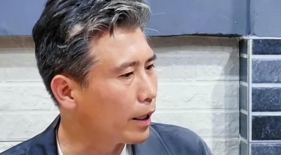 见过职场里一秒变脸的打工人吗？前一秒还点头哈腰像个孙子，下一秒直接翻身做主把老板