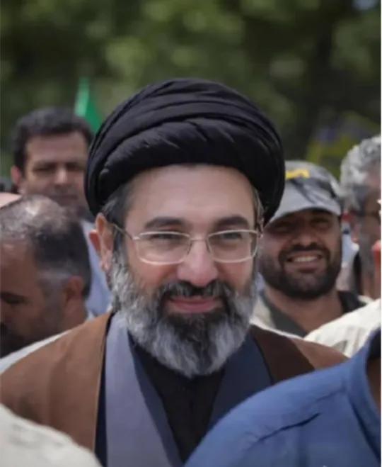 4月25号这一天，伊朗两根大棒一起砸下来，把美国人之前苦心营造的那套“伊朗已经快