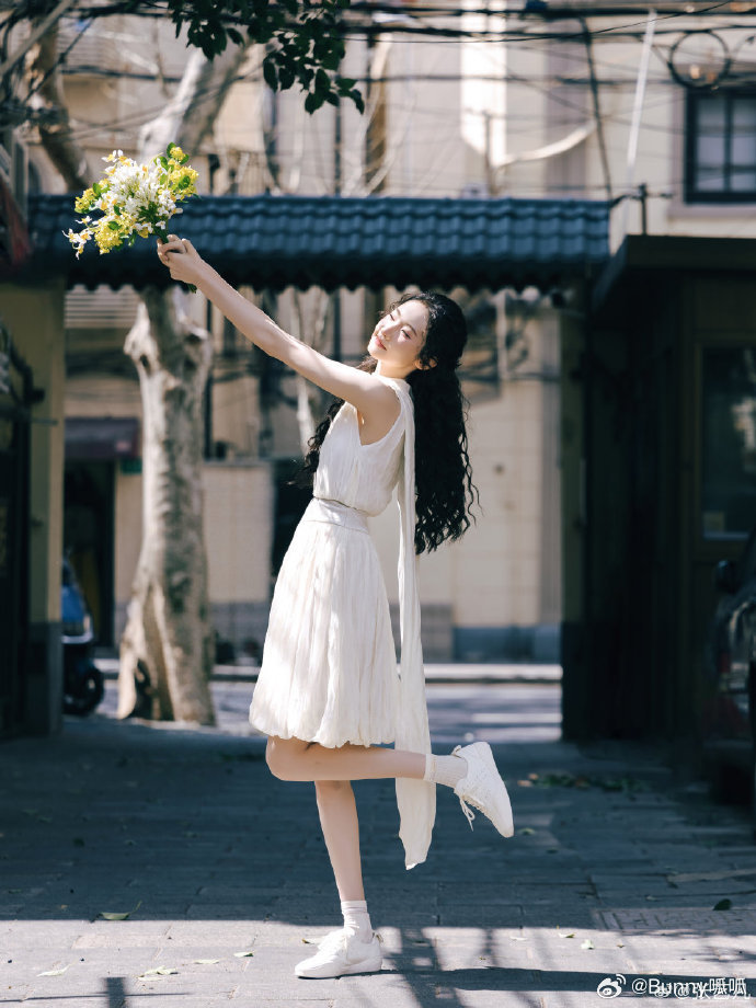 张艺凡转型研究手势舞中看到张艺凡转型研究手势舞真的眼前一亮，和之前搞怪可爱的形