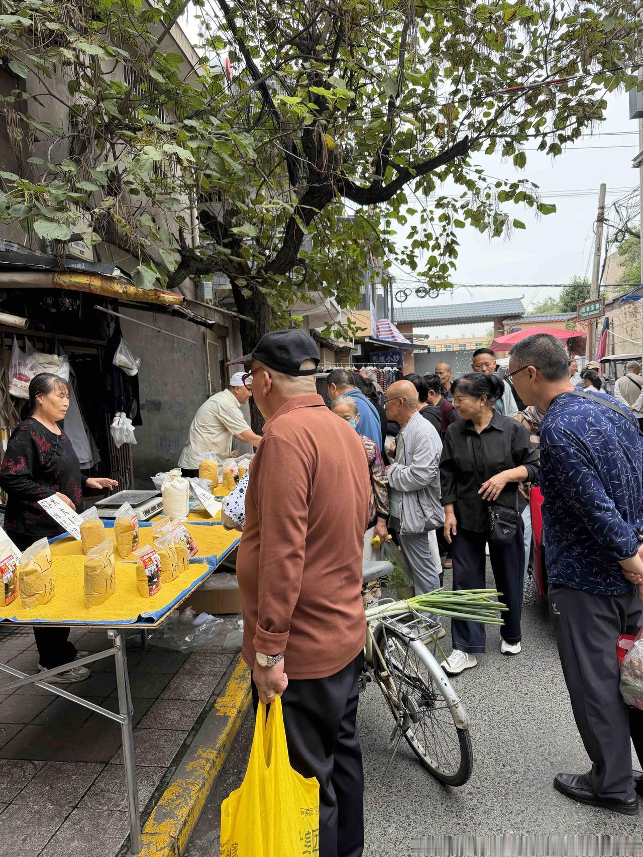 今天上午，我逛西安档子，走到西仓东巷时，看到售卖陕北老月饼的摊子上，围满了人，就