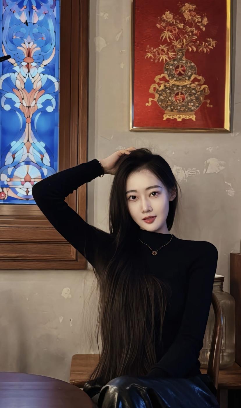 优雅黑衣女子，沉思中透露着神秘与魅力。黑裙感美女气质黑长裙高贵气质女子黑