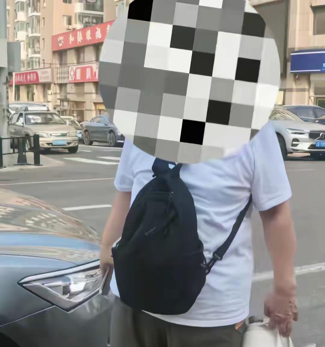 奇葩，乘客离网约车1米不上车，路人都看不下去了。跑网约车总会碰到离谱琐事，这位大