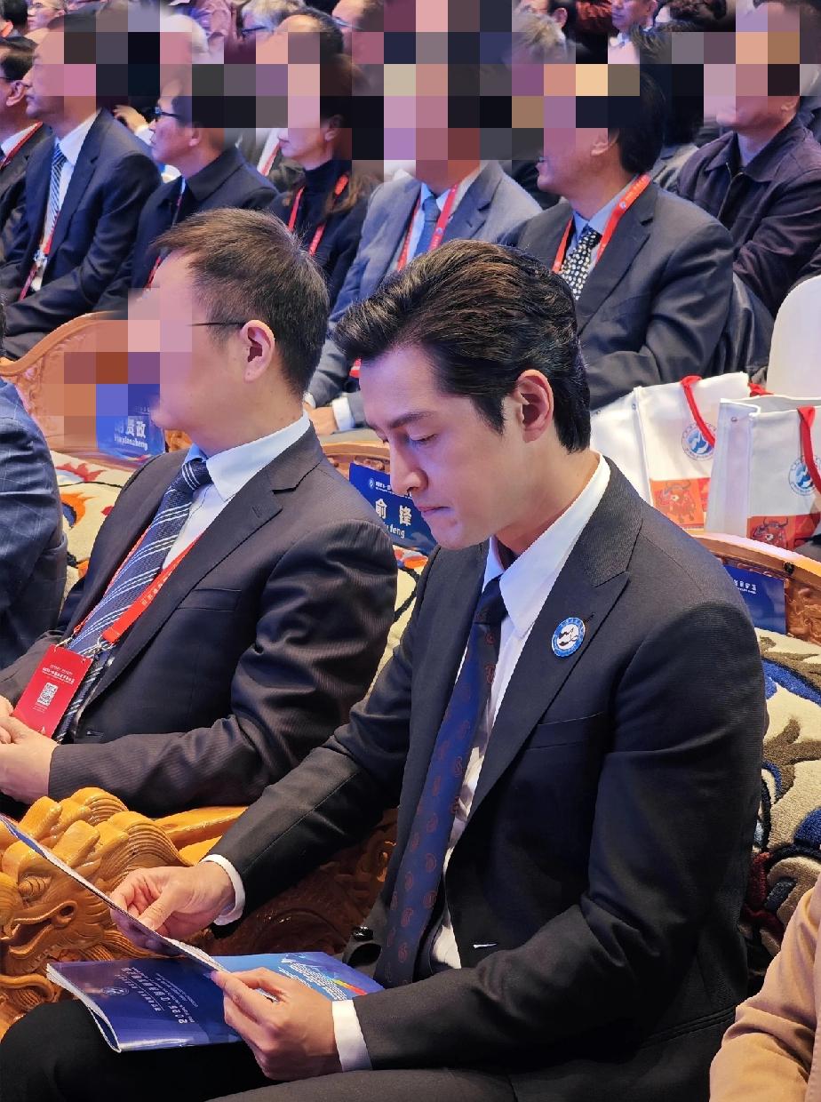 胡歌，看着也像老干部了。[捂脸哭]头发一染，好像又年轻了一些，但是貌似眼睛已