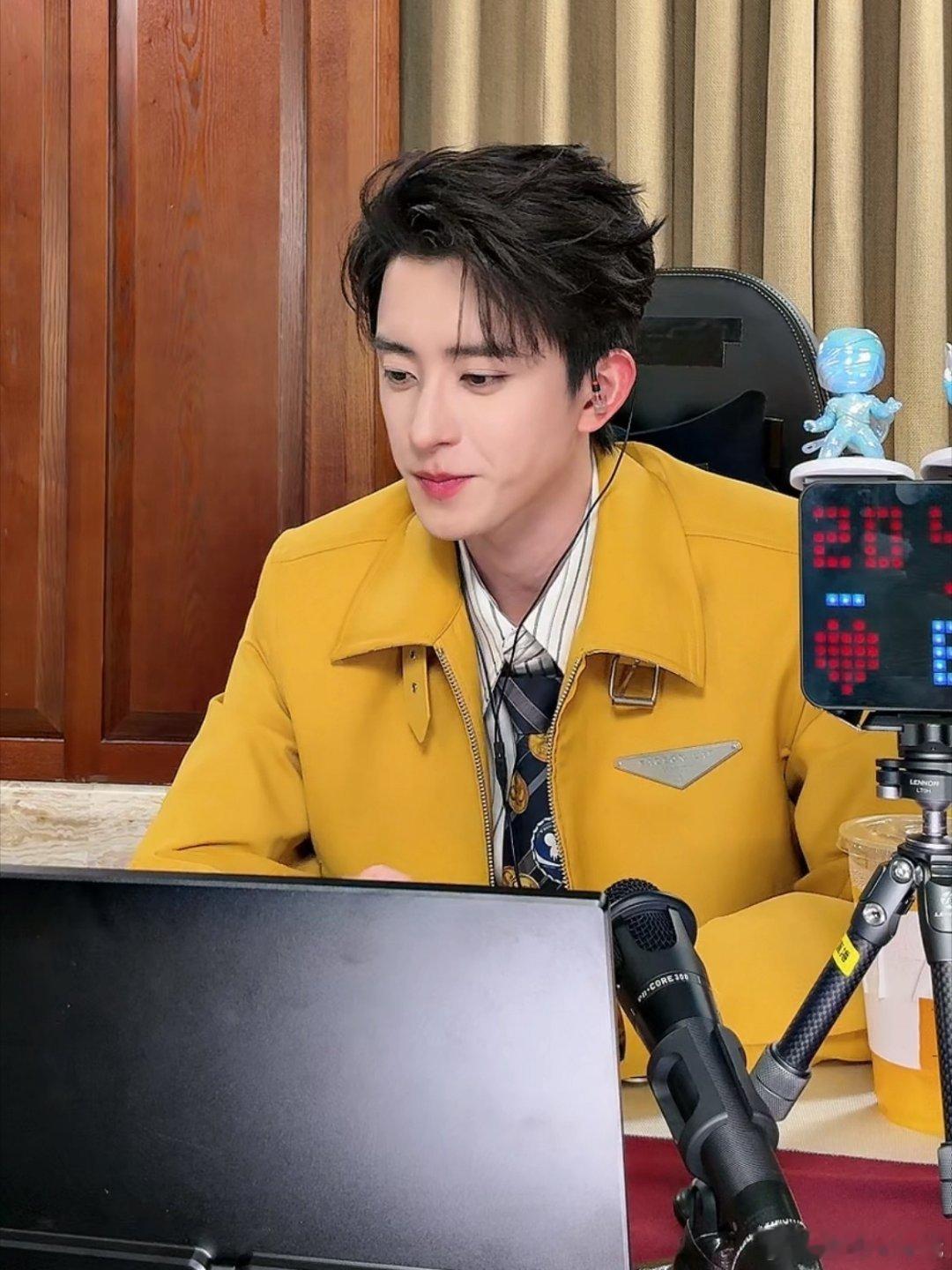 敖瑞鹏直播截图，好帅超级快乐的直播敖瑞鹏电竞男神