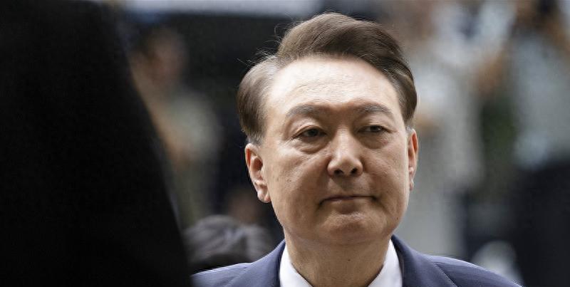 64岁的尹锡悦，为了从李在明手里活命，脱了衣服在囚室撒泼拒捕2025年8月1日