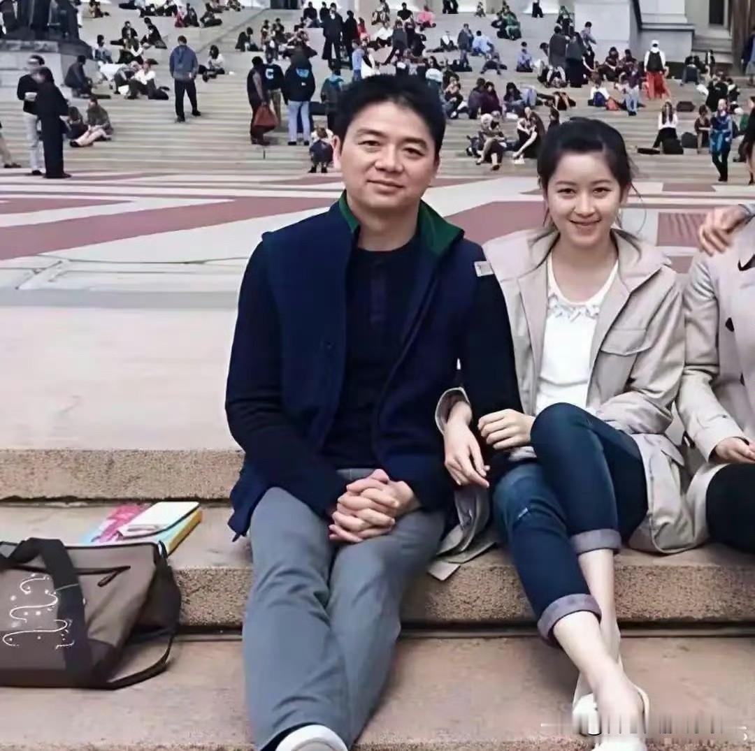 2013年哥大校园，刘强东与章泽天初识合影。他搭肩她倚靠，青涩又自然。定格了&
