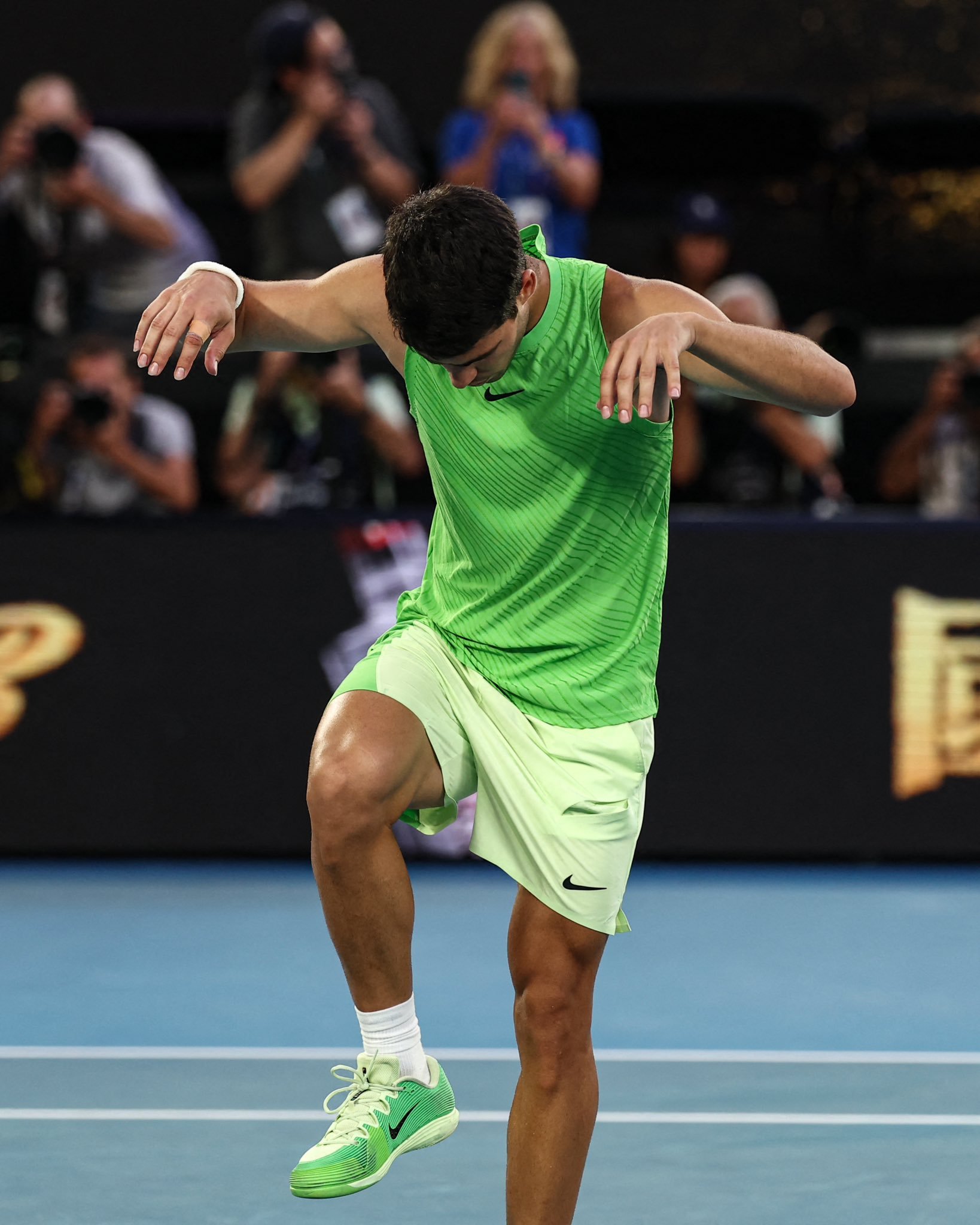 阿尔卡拉斯的刷榜速度好快！击败兹维列夫后，他的大满贯胜场已经达到90场。而且阿卡