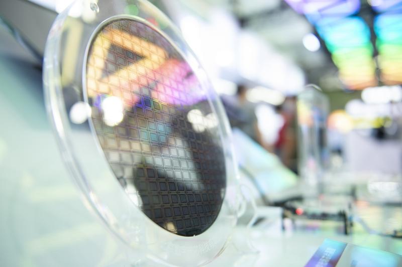 这次出手比稀土更致命！掐中全球芯片命脉，管控人工钻石出口，俄专家：中方很聪明！中