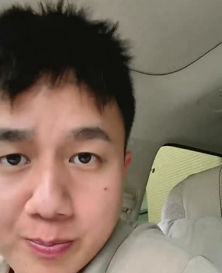 问界M8这个车能买5座，我觉得尽量还是买5座。说实话我买的6座现在有点小后悔。先