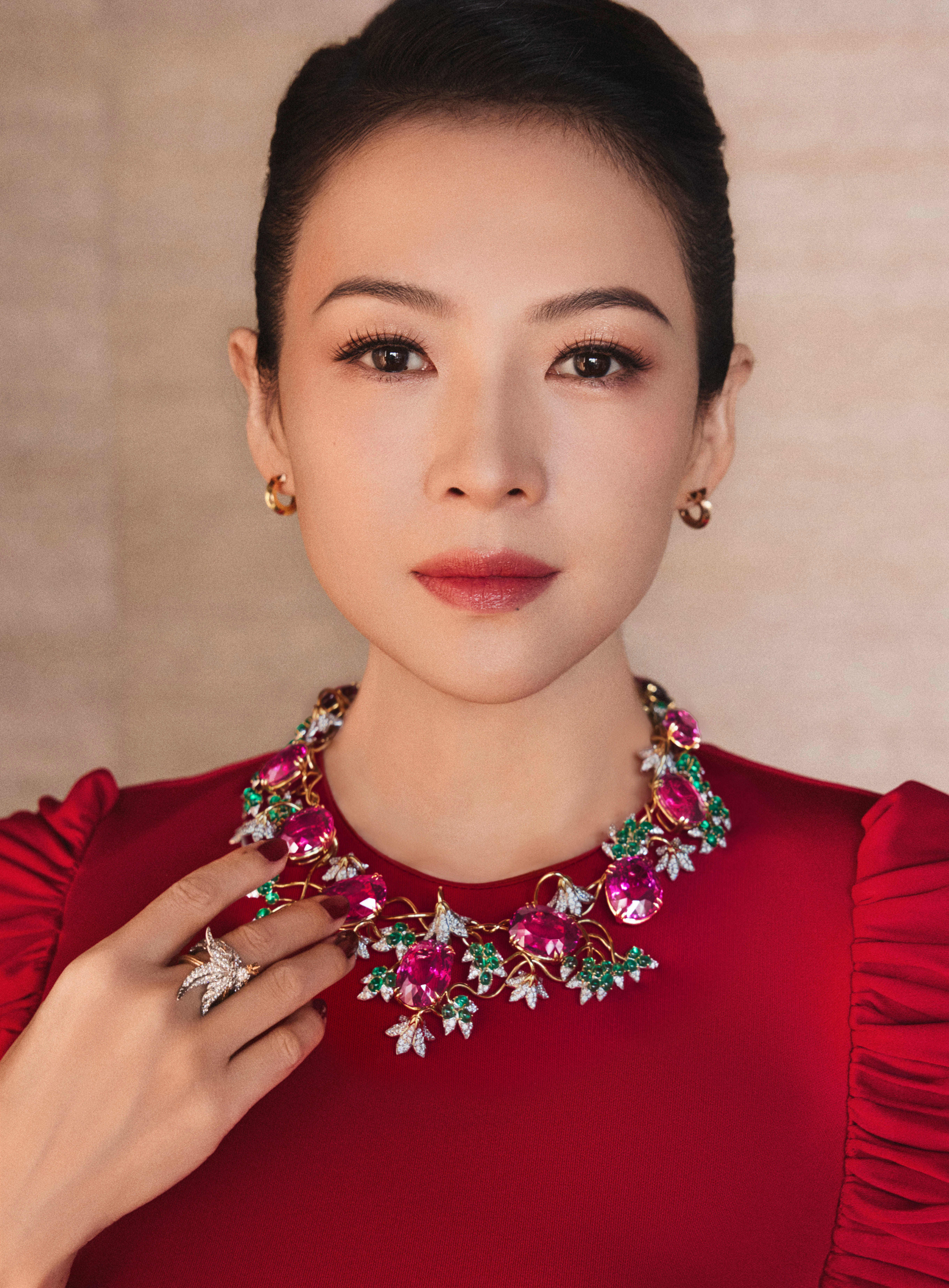 章子怡inTiffany&Co.灵鸟栖停藤蔓，一镜相映相依的自然绮梦。