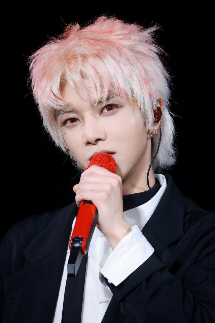 华晨宇演唱会场地开始拆除，业内人：搭建难度不亚于一场平地起高楼，此前华晨宇直播戴