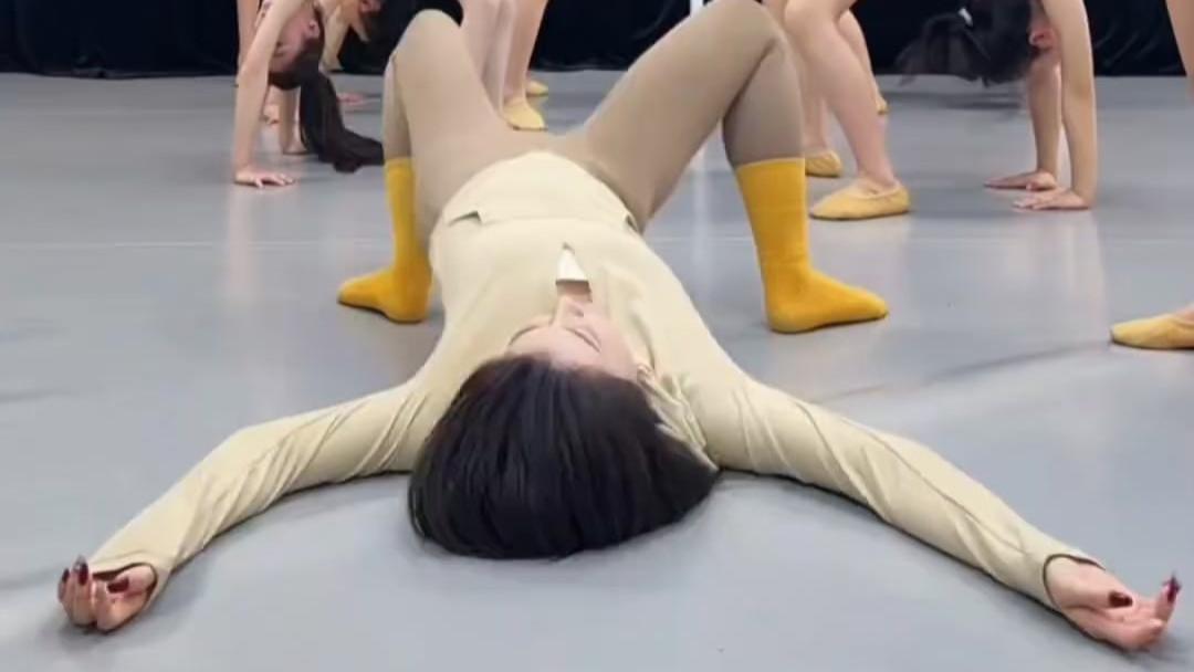 舞蹈老师下腰起身反差萌爆棚！网友：这竟是舞蹈生新就业方向？