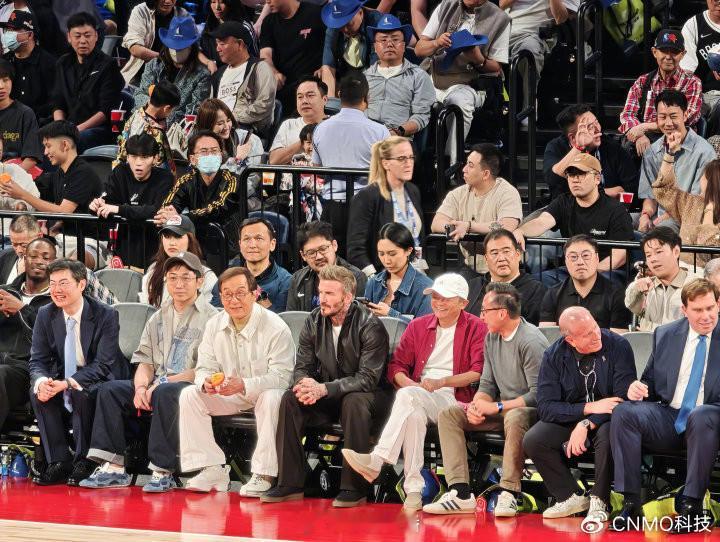 10月9日晚，2026年NBA中国赛在澳门威尼斯人综艺馆开赛。马云、阿里巴巴董事会主席蔡崇信、成龙、