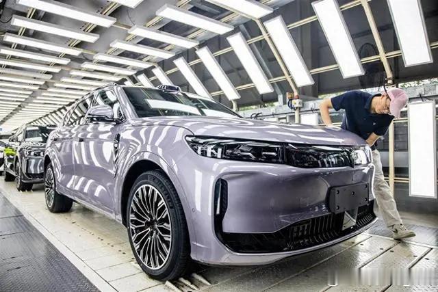 岚图双工厂火力全开好消息！8月11日，岚图汽车黄金工厂与云峰工厂协同生产，火力