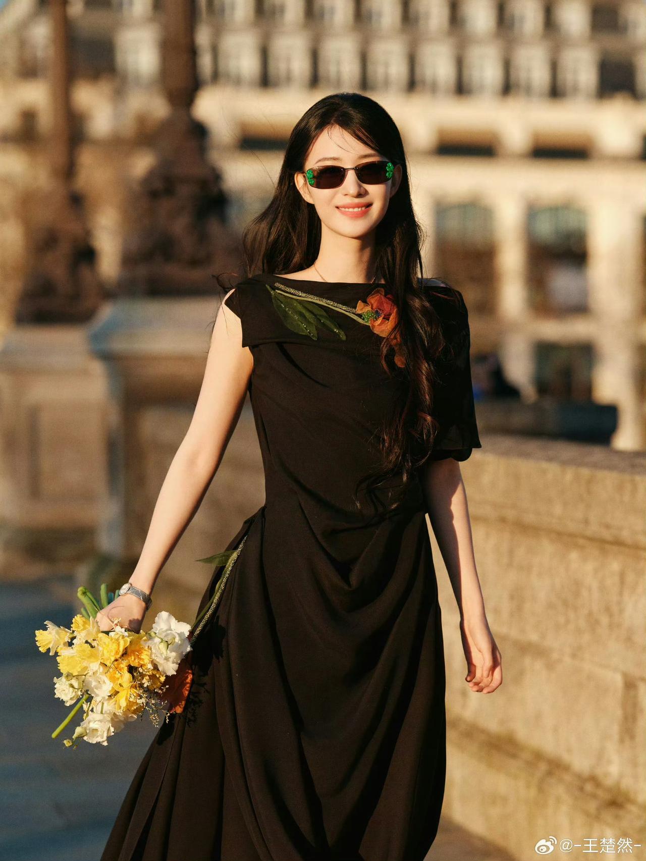 春晚美貌杀疯后，王楚然又带着迪奥黑裙杀进巴黎时装周！刚在春晚凭颜值狂圈粉的
