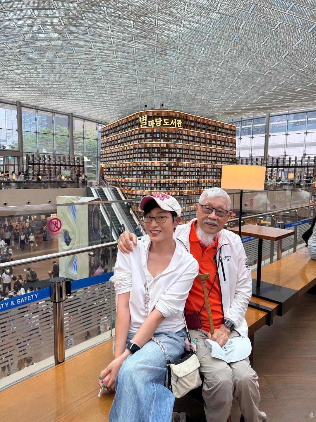 近日，陈法蓉带着89岁的老父亲去到韩国旅行！父女俩去逛了首尔COEX购物中心，并