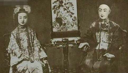 年近50岁的慈禧正在试穿新衣服，忽然听见身后有人说道：“一个老寡妇，妖里妖气的，