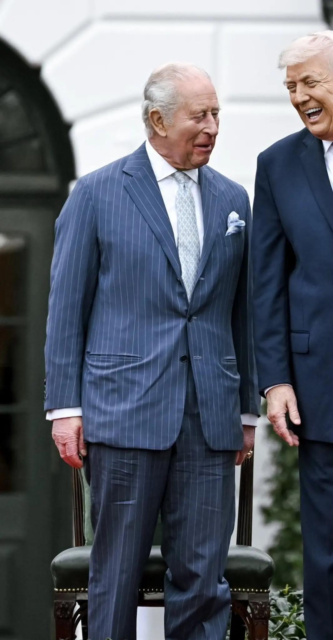英国国王与特朗普，像强颜欢笑的苦撑的打工人在陪着老板高谈阔论。上衣裤腿那里的褶皱
