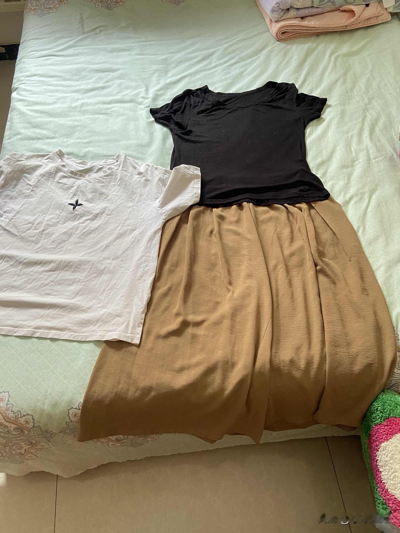 我今天想要把这几件衣服扔了，或者给别人，又有点犹豫了！本来下决心扔掉了！可是我