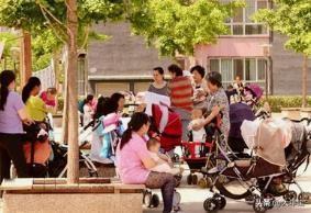 一个大龄剩女，年龄可能是她最小的缺点，一个大龄剩男，穷可能是他最小的缺点。所