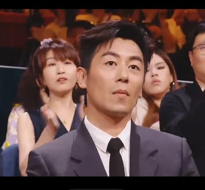 朱亚文拿奖那一刻的愣神，把六年憋屈全写脸上了9月29日晚上，第33届金鹰奖颁