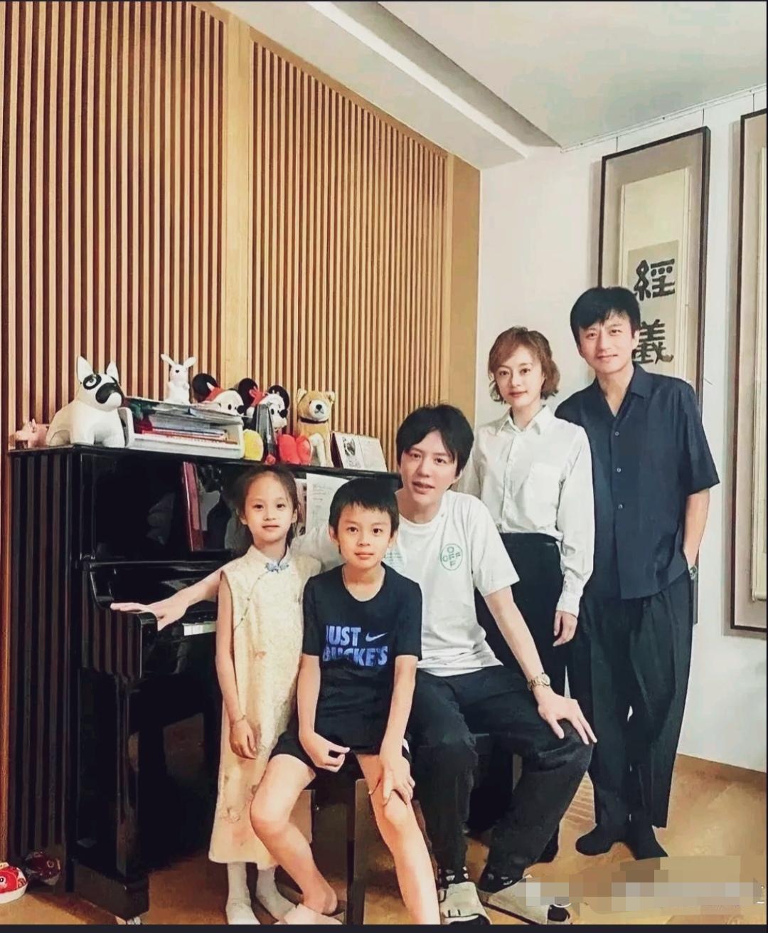 孙俪一家四口与钢琴老师的合影！一家人都是高颜值。小女儿特有范儿！