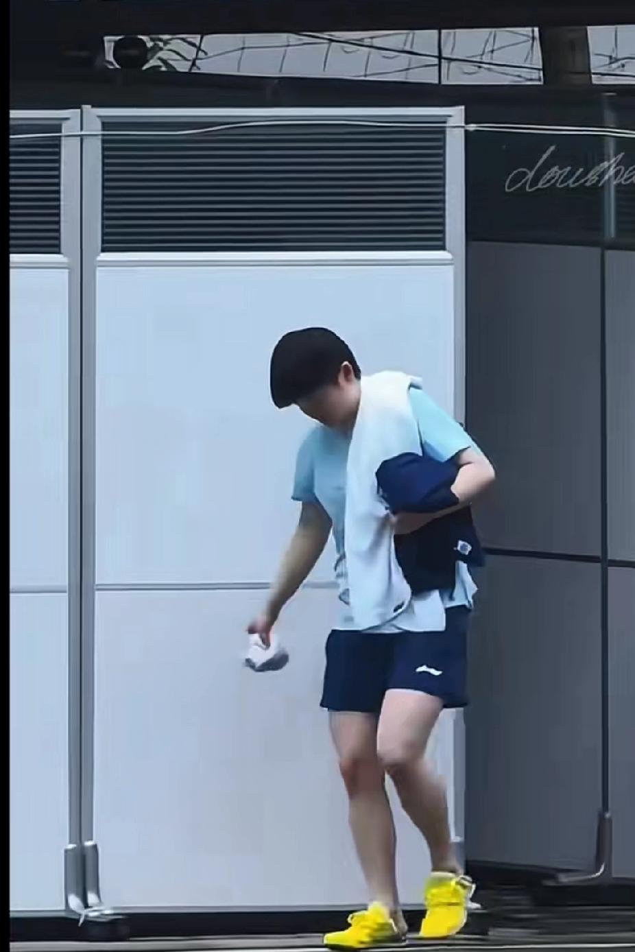 跳沙坑的“后遗症”！孙颖莎的小黄鞋直接变拖鞋刷到孙颖莎训练后的路透，真的又