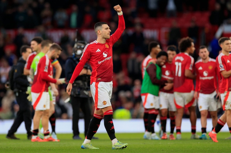 太阳报: 曼联确立了一套七人核心组合, 包括B费、达洛特、姆伯莫