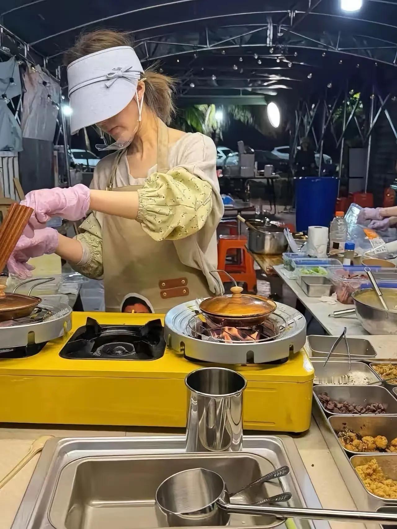 曾经的95花顶流赵露思，现在居然既不进组拍戏，也不上综艺刷脸，反而跑去海南街头摆