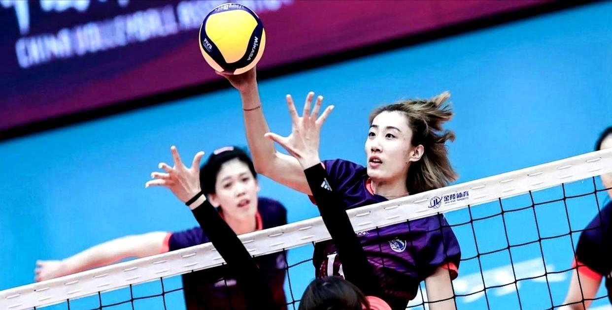 当王宝泉回到馆里吹响第一声哨时，天津女排把门关上了：16人封闭夏训，攻防重练。