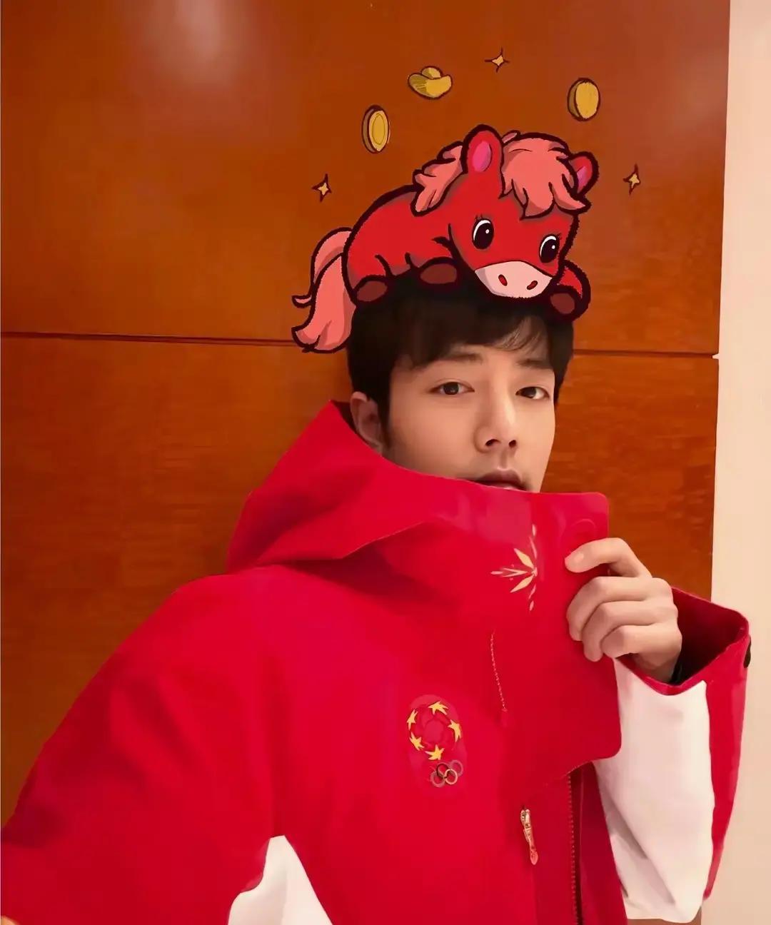 肖战除夕发财神手机壳图被证实是假消息。2024年除夕他微博只晒了手写福字和烟