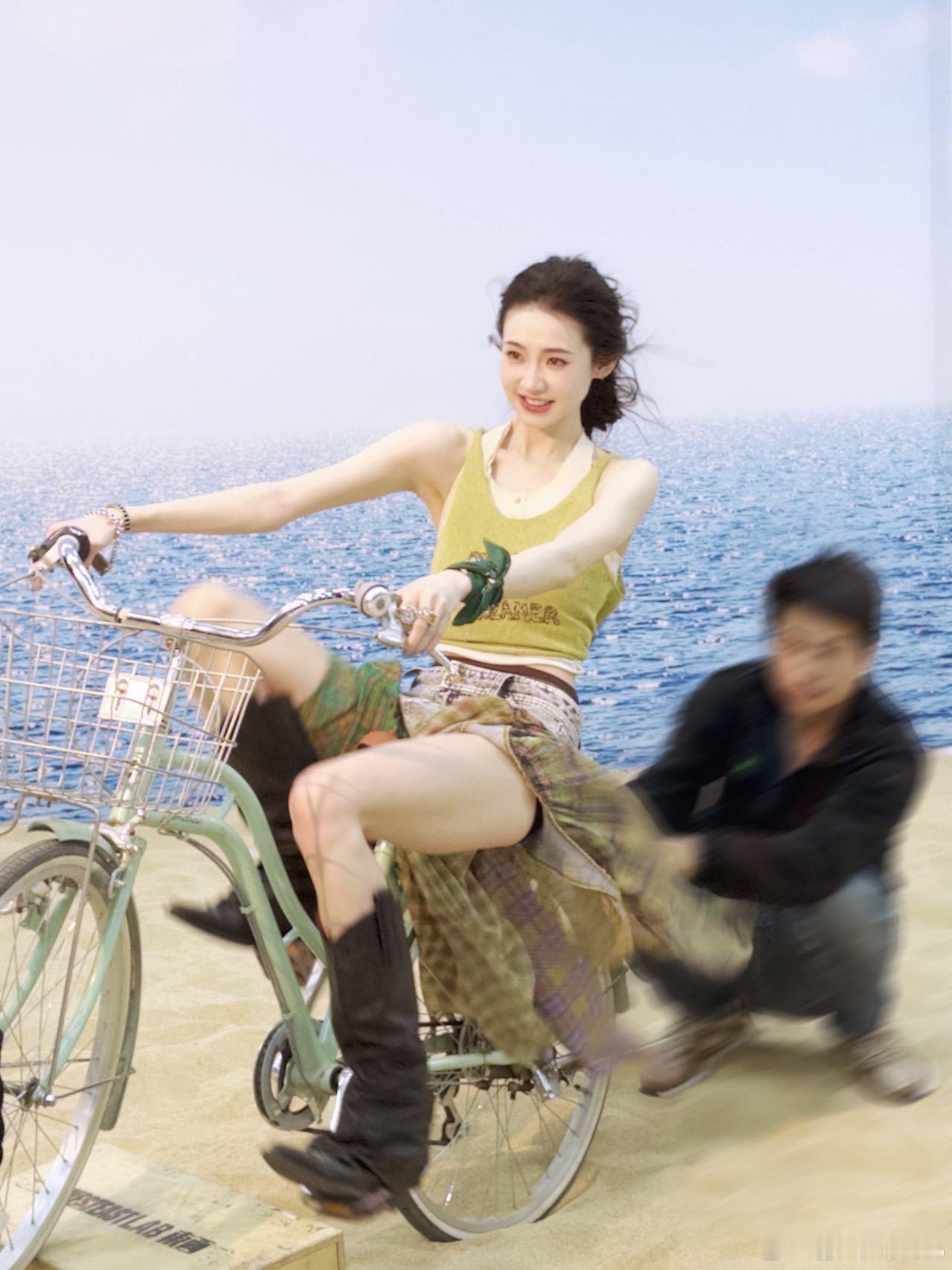 张艺凡向涵之亲了真的被这波互动甜到失语，拍杂志都能有这么多惊喜，张艺凡和向涵之的