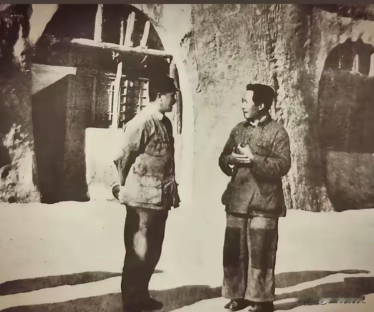 一张珍贵的历史老照片这张老照片拍摄于1942年秋，一位120师的一位高级将领