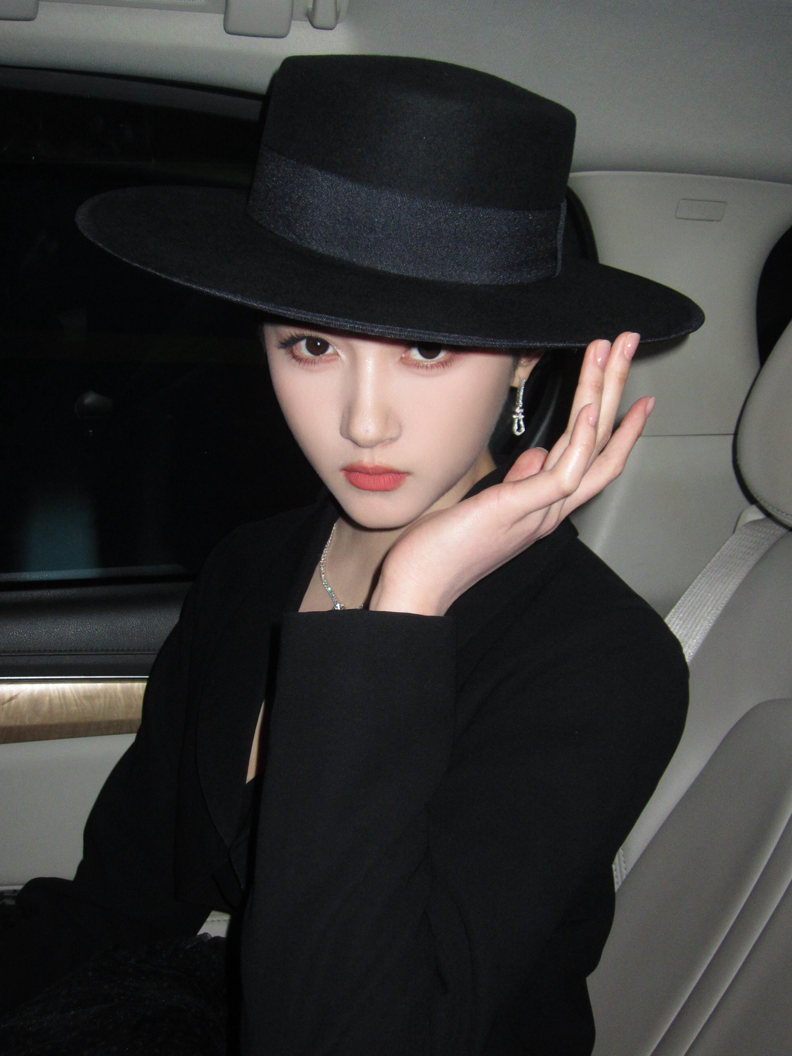 关晓彤礼帽还有图，看得出很喜欢这次的造型呢