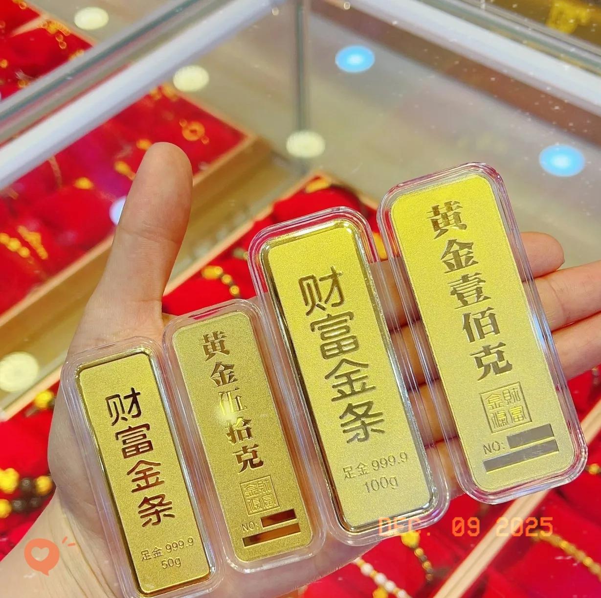 黄金彻底失控了12月9日这行情真是让人看不懂，黄金算是彻底“疯”了。关键