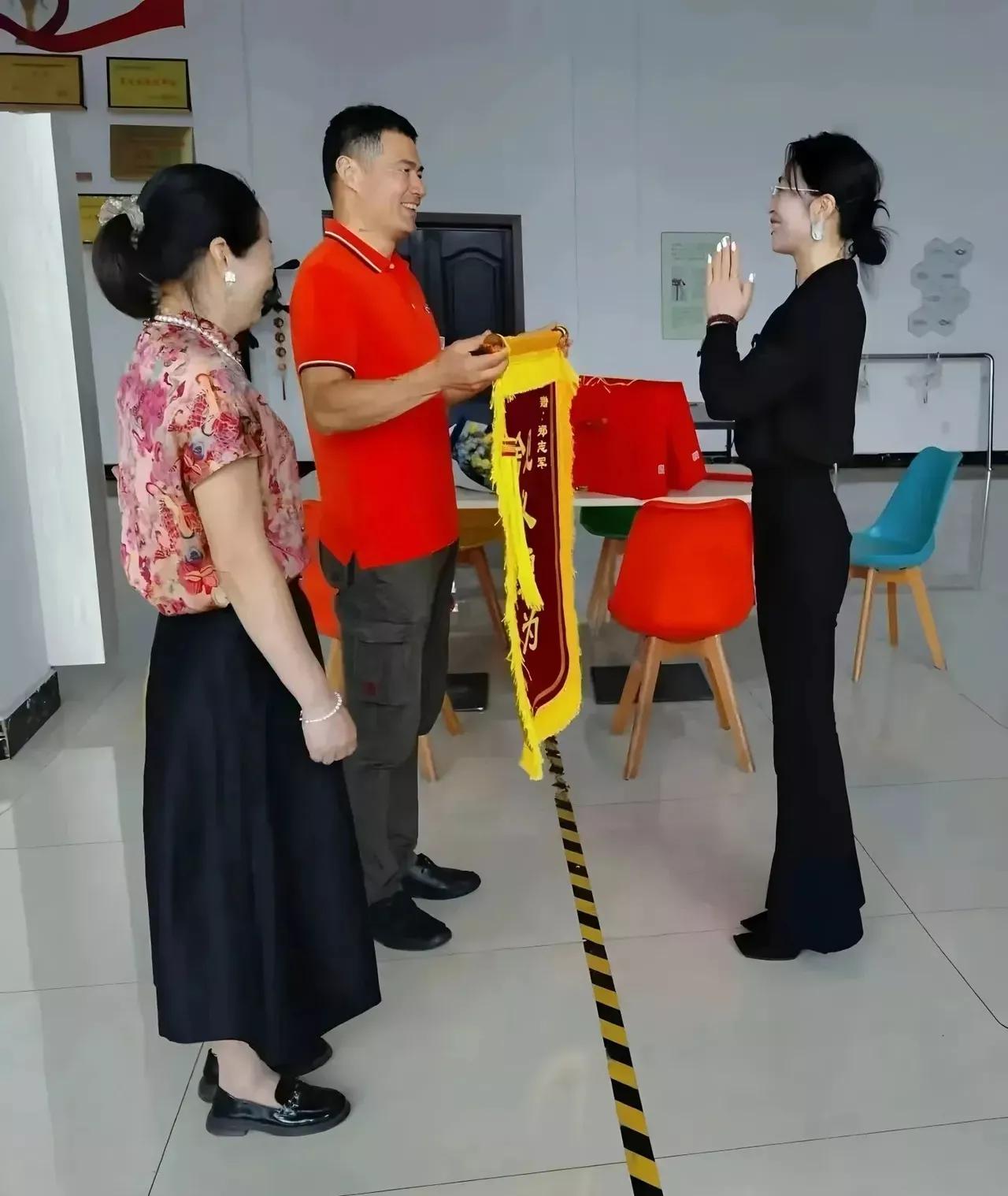 龙潭被救的孙女士，以实际行动让质疑者闭嘴！有网友指责，人家郑大哥救你一命，