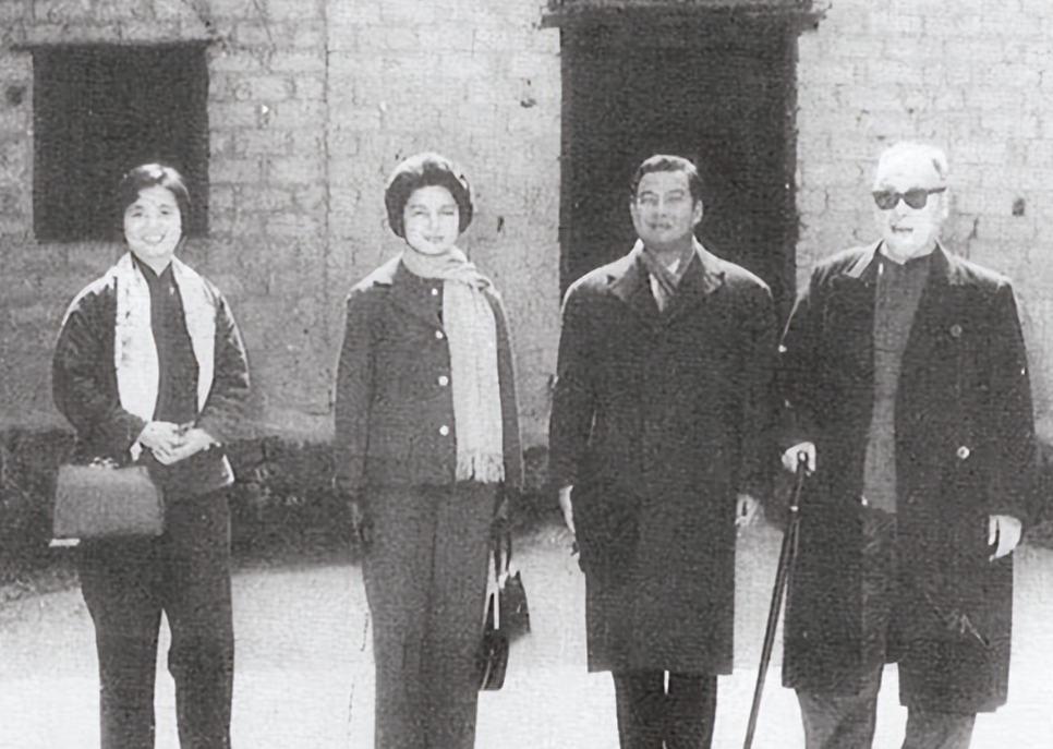 1963年，敬爱的周总理，与陈毅夫人张茜，一起迎接外宾的情景。此时身着庄重，仪表