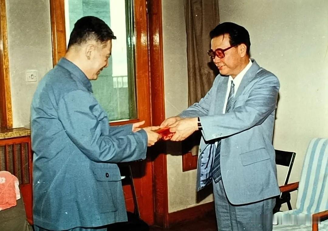 1986年7月17日下午，在北京解放军总医院（301医院）的病房里，李鹏同志向身