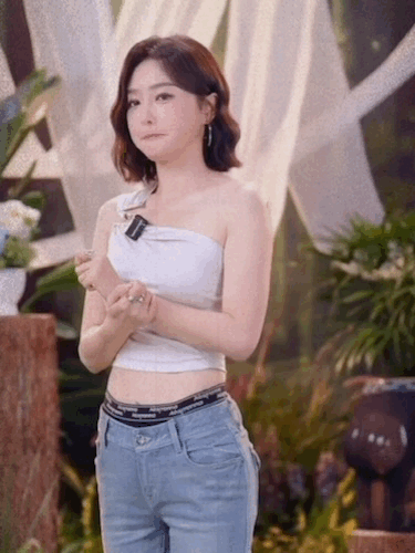 秦岚的一颦一笑都是高级的性感！