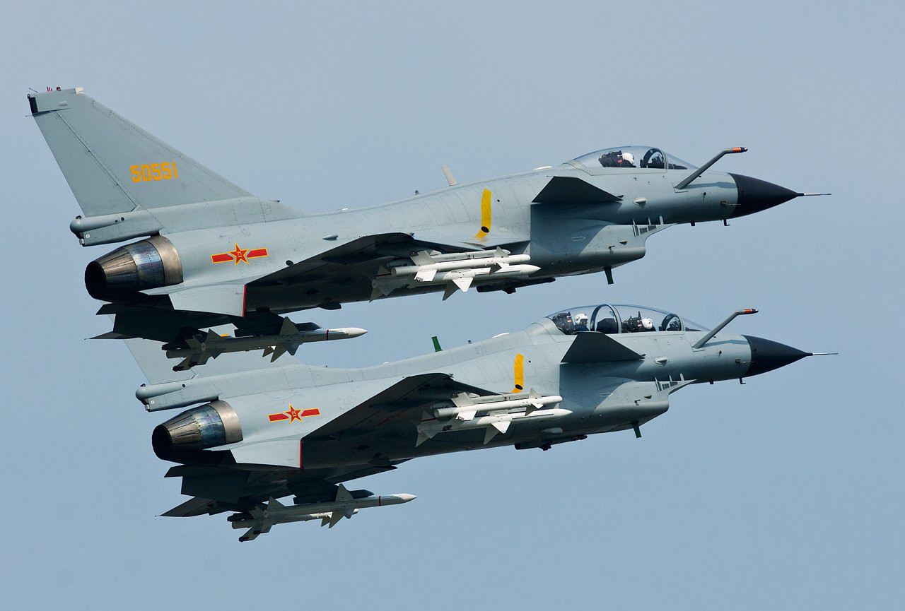 美军: 中国歼10在香港东南带弹拦截美侦察机 最近不足30米