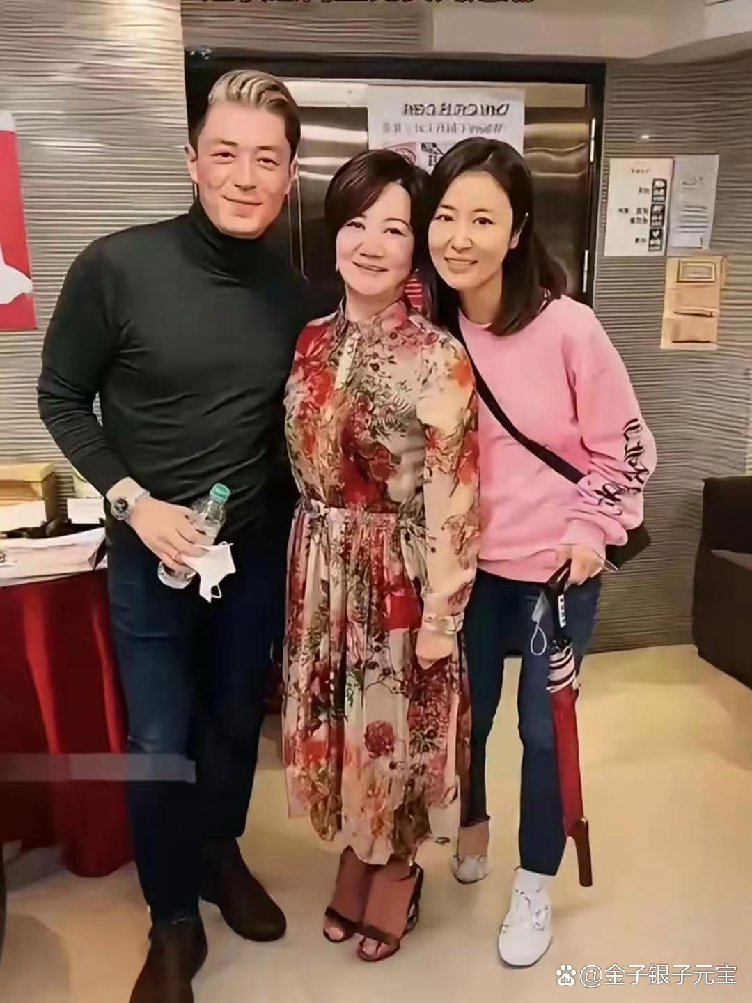 47岁霍建华和丈母娘的合影一出，不少人感慨岁月痕迹明显。淡出荧幕四年，脸上松弛、鬓角白发，再也藏不住