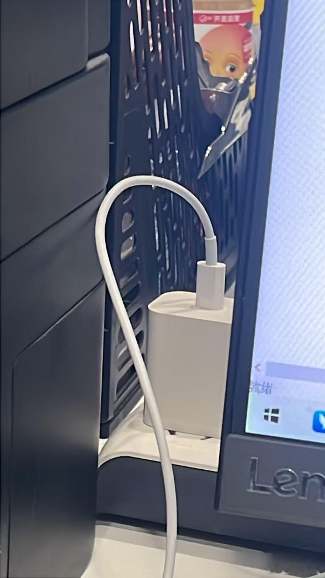 再不下班我真的会疯太好笑了！！在桌上随便放的饮料没想到在同事看来蜜汁角度