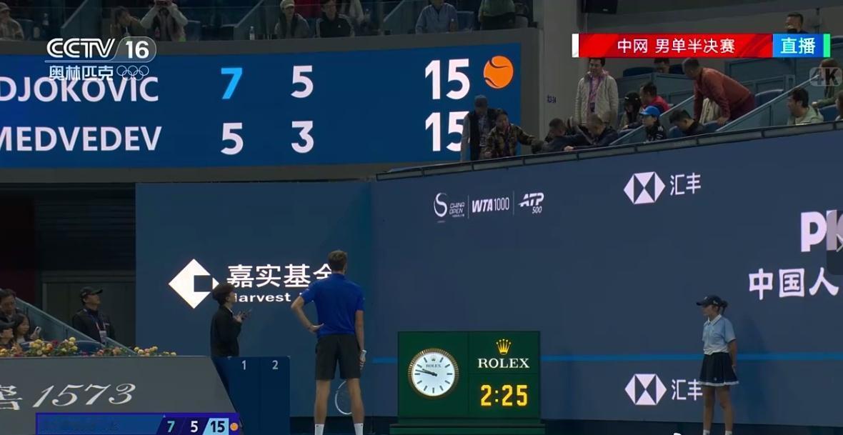 谁能想到德约大战梅总，竟然出现这样的抓马，比赛直接判梅总输球……中网半决赛，德