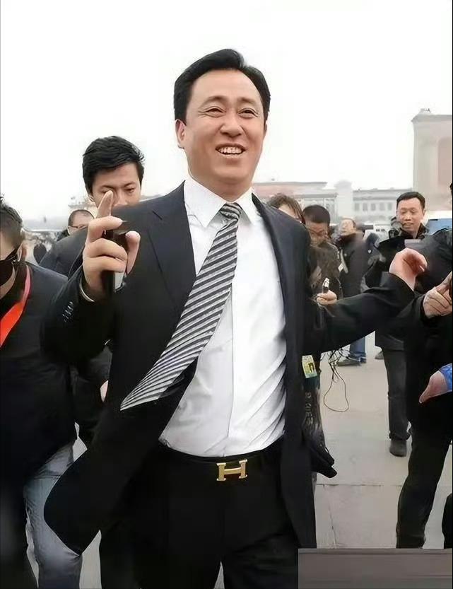 许家印案时间线：1、2021年下半年，恒大债务危机全面爆发，资金链断裂。2