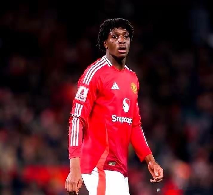 曼联这哥们儿绝了，一个左后卫，硬是被推去踢右边锋。结果你猜怎么着？对纽卡斯尔，就