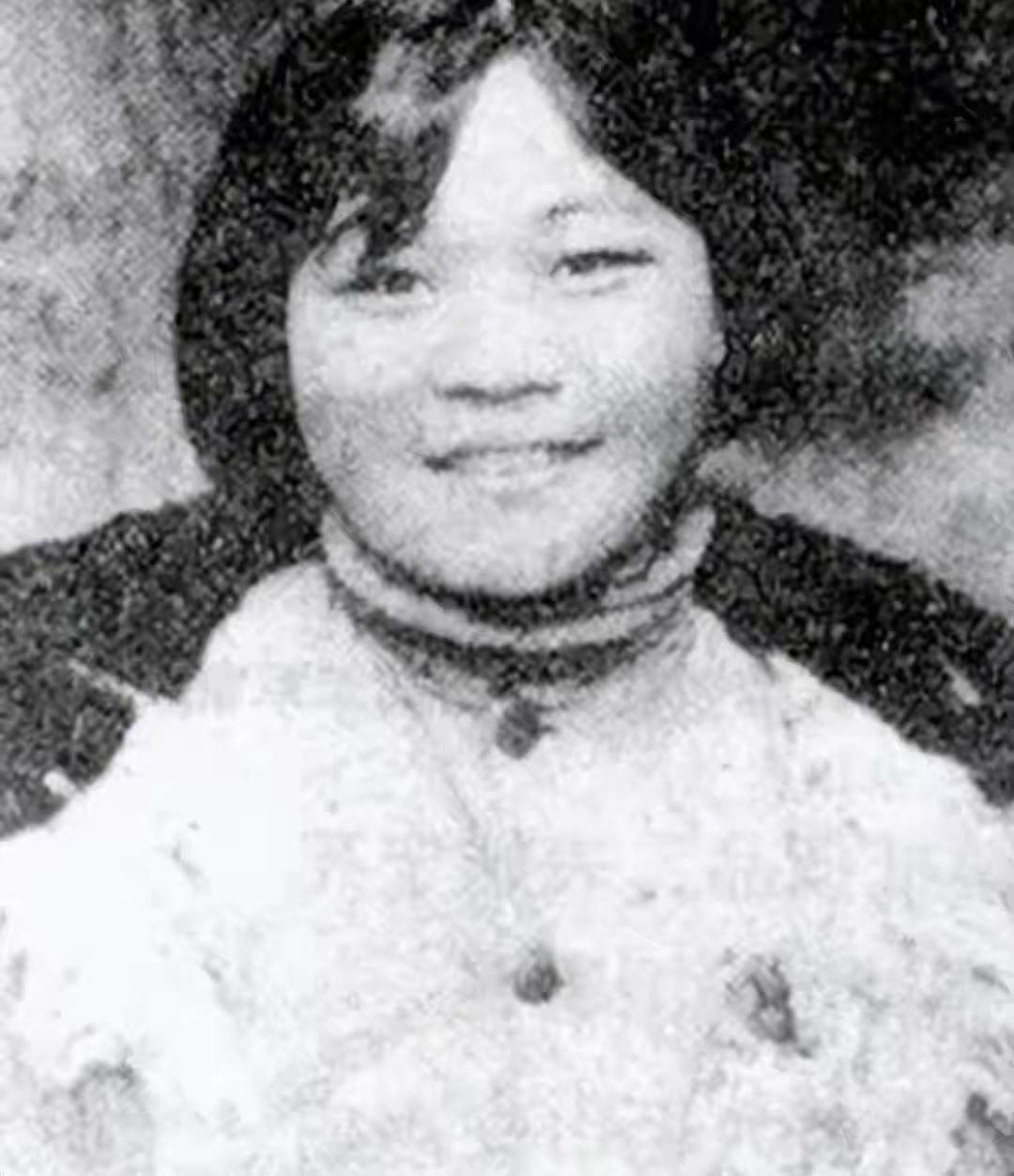 彭总在湘军当连长时，与12岁的刘细妹结婚，两人感情很好，彭德怀教刘细妹识字、上女