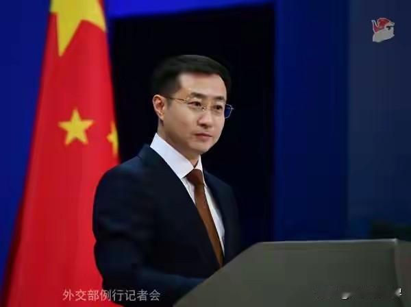 美国又搞“长臂制裁”这次踢到铁板了！8月24日，美国拉黑约60个实体，22