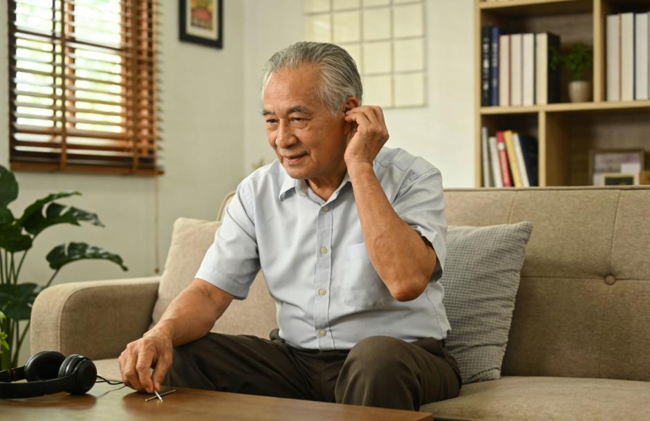 频繁掏耳会诱发耳鸣？提醒：中老年人护耳，少做2件事很多中老年人都爱掏耳朵